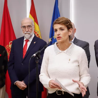 GRAFCAV7975. PAMPLONA, 22/12/2025.- La presidenta del Gobierno de Navarra, María Chivite (c), durante su intervención en el tradicional brindis navideño con los medios de comunicación, en el que ha pedido unión "para combatir la desinformación como una de las grandes amenazas de nuestra democracia". EFE/Villar López
