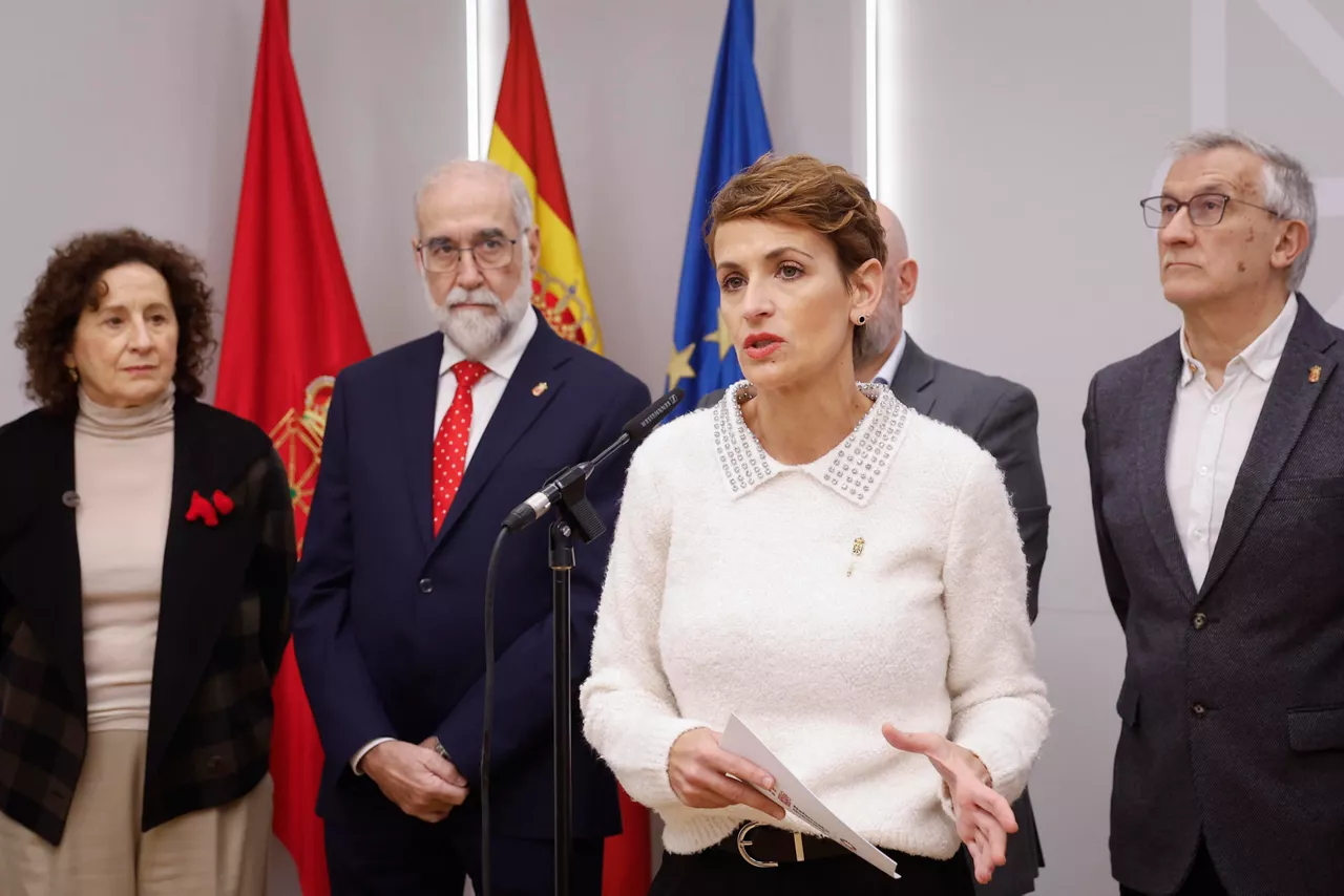 GRAFCAV7975. PAMPLONA, 22/12/2025.- La presidenta del Gobierno de Navarra, María Chivite (c), durante su intervención en el tradicional brindis navideño con los medios de comunicación, en el que ha pedido unión "para combatir la desinformación como una de las grandes amenazas de nuestra democracia". EFE/Villar López
