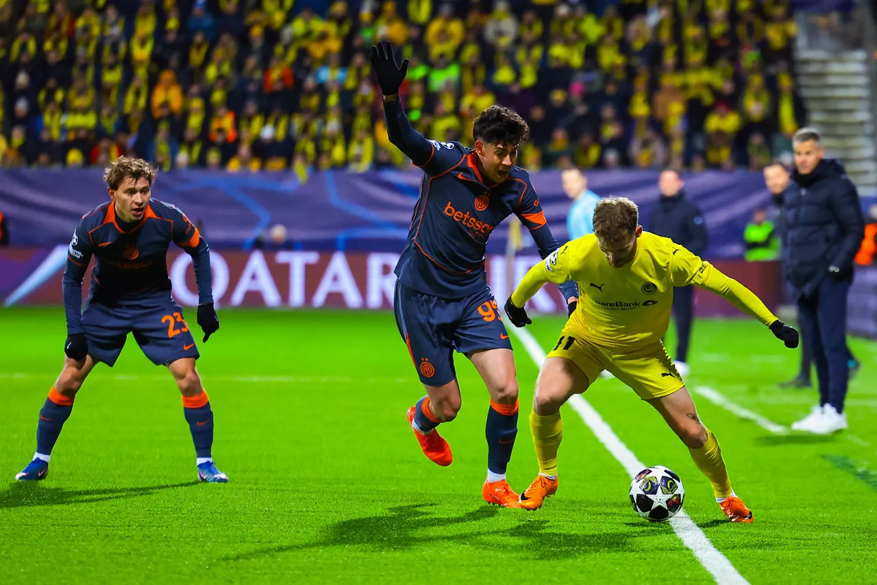 Bodo (Norway), 18/02/2026.- Inter's Alessandro Bastoni (L) and Bodo/Glimt's Ole Didrik Blomberg in action during the UEFA Champions League play-offs 1st leg soccer match between Bodo/Glimt and Inter Milan, in Bodo, Norway, 18 February 2026. (Liga de Campeones, Noruega) EFE/EPA/THOMAS ANDERSEN NORWAY OUT
