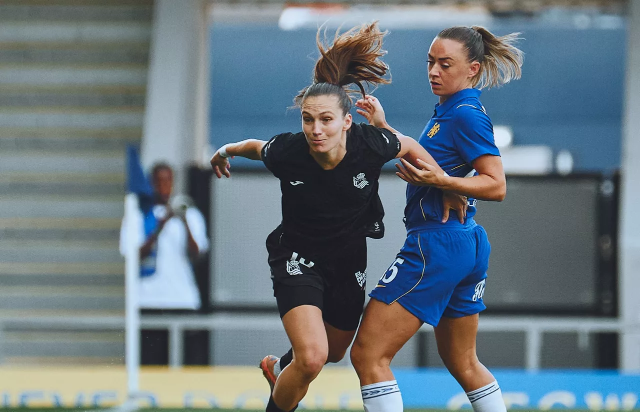Arola Aparicio pugna por un balón durante el Chelsea-Real Sociedad de la Women's Champions League. Foto: Real Sociedad 