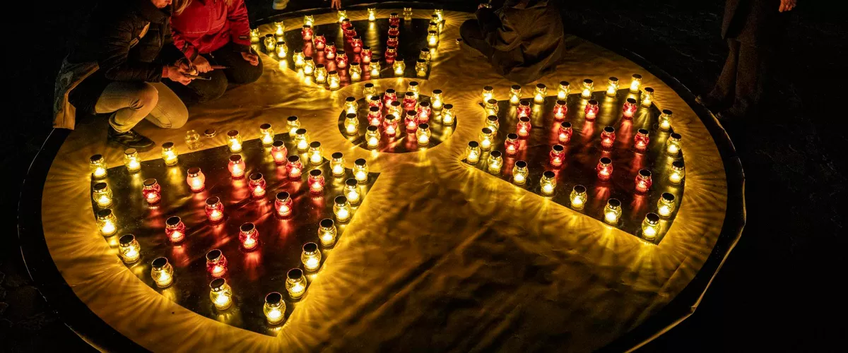 FOTODELDIA SLAVUTYCH, 26/04/2026.- Ucranianos encienden velas colocadas en forma de símbolo de radiación junto aun monumento en memoria de las víctimas en las operaciones de limpieza tras el desastre de la central nuclear de Chernóbil, 26 de abril de 2026. EFE/MAKSYM KISHKA 115664
