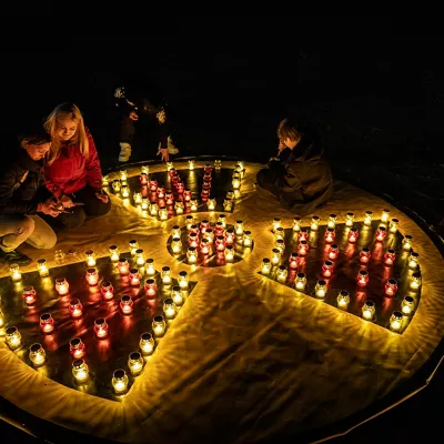 FOTODELDIA SLAVUTYCH, 26/04/2026.- Ucranianos encienden velas colocadas en forma de símbolo de radiación junto aun monumento en memoria de las víctimas en las operaciones de limpieza tras el desastre de la central nuclear de Chernóbil, 26 de abril de 2026. EFE/MAKSYM KISHKA 115664
