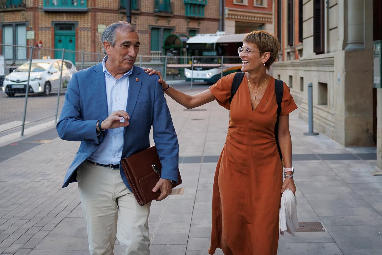 PAMPLONA, 14/09/2026.- Los grupos que sustentan al Gobierno de Navarra han reclamado este lunes una solución urgente que permita garantizar la continuidad de las obras de duplicación de los túneles de Belate con plena seguridad jurídica y sin un coste adicional injustificado para las arcas públicas. Representantes de PSN, Geroa Bai y Contigo-Zurekin se han reunido con el Gobierno foral para conocer la situación de las obras y las alternativas que se estudian después de que quedara descartada la posibilidad de abonar mediante la figura del enriquecimiento injusto unos sobrecostes por valor de 8,5 millones de euros. Geroa Bai ha sido el grupo más duro con la acción del Gobierno y su portavoz, Pablo Azcona, ha asegurado haber salido de su reunión con el Ejecutivo "más preocupado" de lo que había entrado, ante una obra que considera "trascendental" y que se encuentra en una situación de "impás". En la imagen, la presidenta de Navarra, María Chivite, y el consejero de Cohesión Territorial, Oscar Chivite, tras finalizar la reunión en el Parlamento foral. EFE/Villar López
