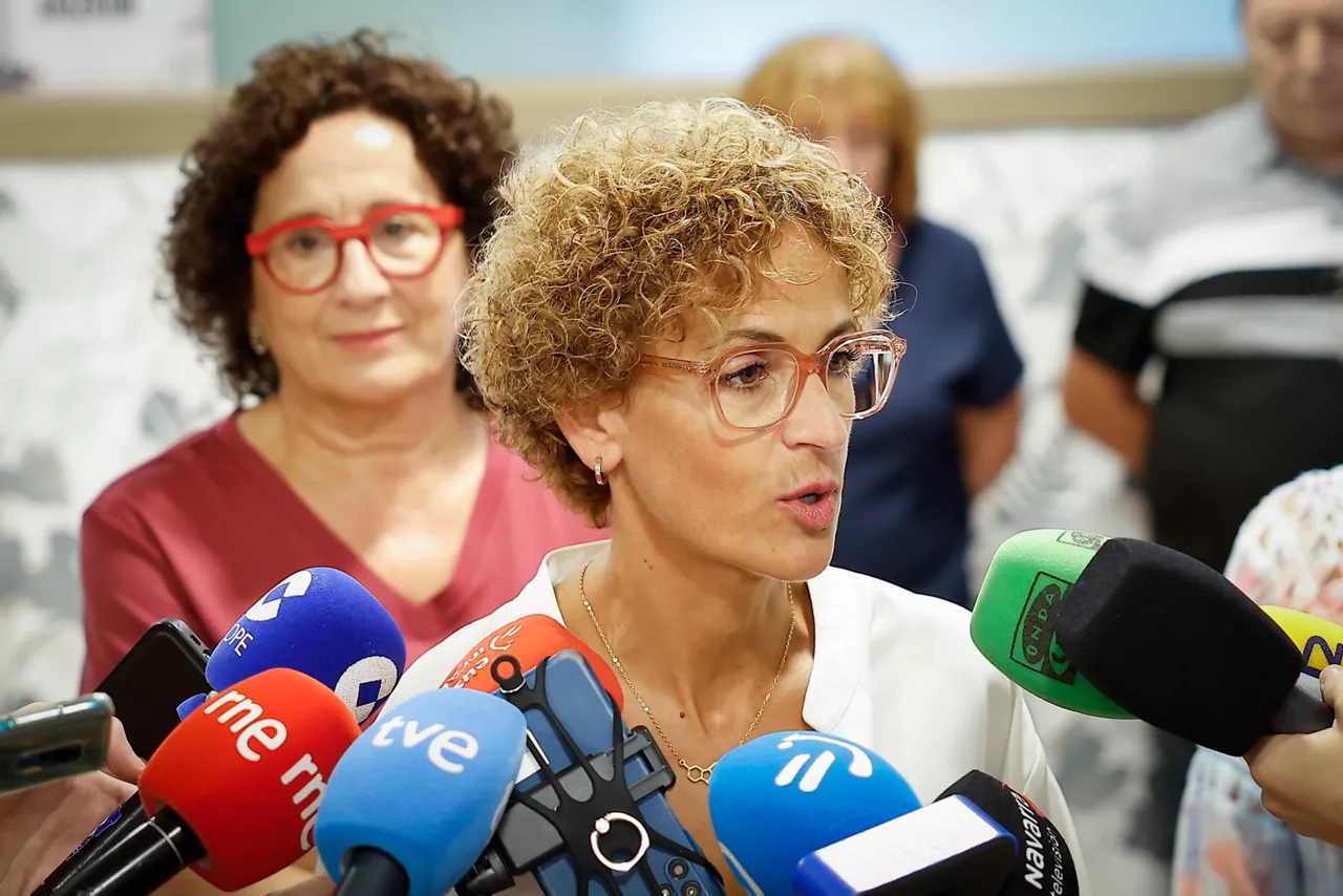 GRAFCAV7546. PAMPLONA, 20/08/2026.- La presidenta de Navarra, María Chivite, atiende a los periodistas durante su visita este jueves a las nuevas instalaciones del Centro de Rehabilitación Psicosocial Baztán, en el barrio pamplonés de San Jorge, donde ha querido destacar el compromiso del Gobierno de Navarra con la “recuperación e integración social de las personas con trastorno mental grave, mediante estrategias de apoyo comunitario, una red de centros de rehabilitación psicosocial y pisos integrados en la Comunidad en todo el territorio”. EFE/Villar López
