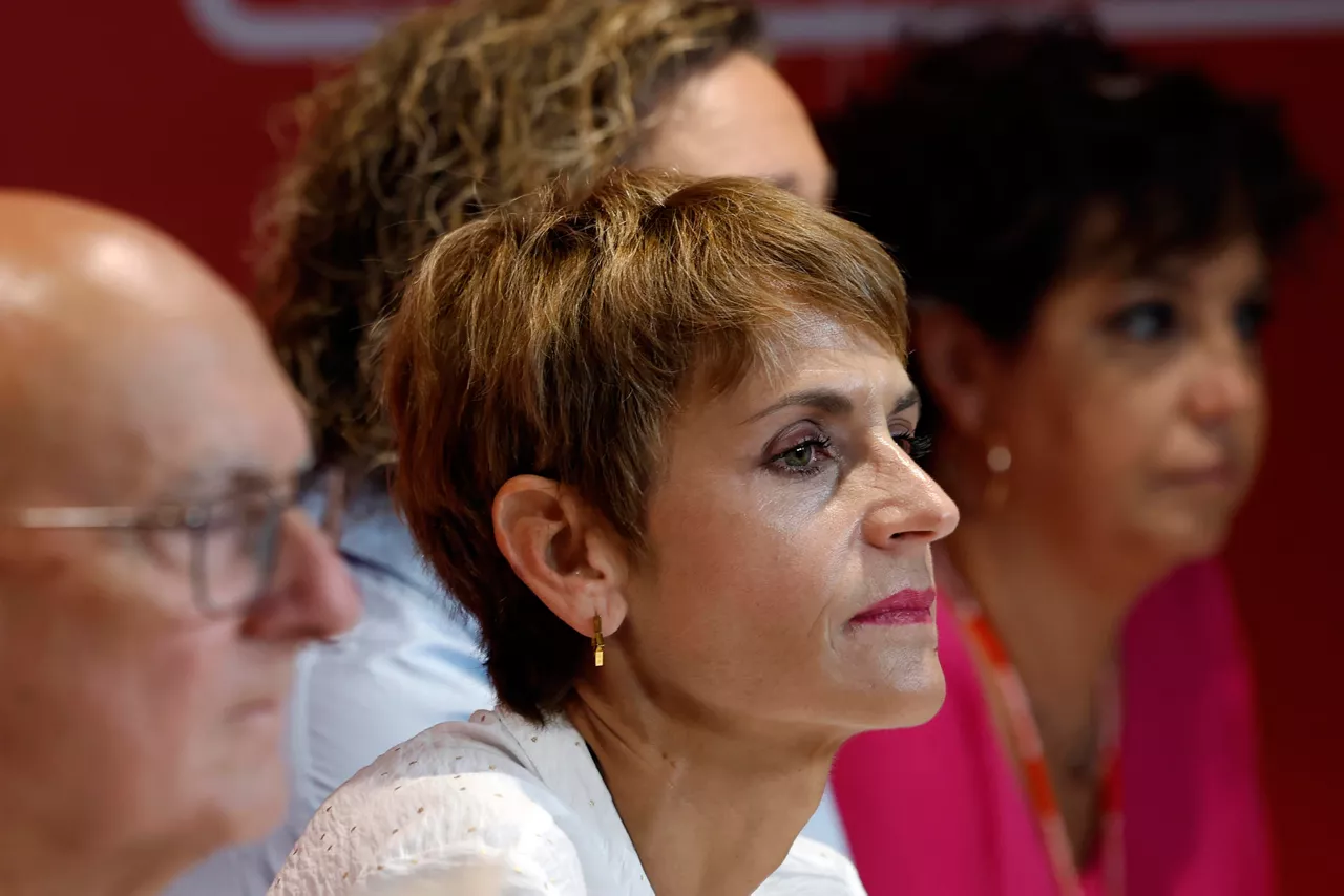 GRAFCAV251. PAMPLONA, 03/10/2026.- La secretaria general del PSN-PSOE, María Chivite, tras manifestar que no tiene "ni idea" de si se van a convocar elecciones generales, ha asegurado que "el Partido Socialista está preparado para cualquier escenario" porque su postura hoy es la misma que mantuvieron ayer y no necesitan encuestas, ni les hace falta ningún cálculo. "Las próximas elecciones, sean cuando sean, serán muy importantes para este partido, porque la ciudadanía elegirá representantes, pero también decidirá qué modelo de comunidad quiere para los próximos años", ha aseverado Chivite quien ha anunciado, entre aplausos, que el lunes formalizará su candidatura para volver a presentarse a las elecciones y volver a ser presidenta de Navarra. Así se ha pronunciado en la apertura del Comité Regional que el PSN celebra este sábado para abrir formalmente sus procesos internos para elegir las candidaturas a las próximas elecciones forales. EFE/ Jesus Diges
