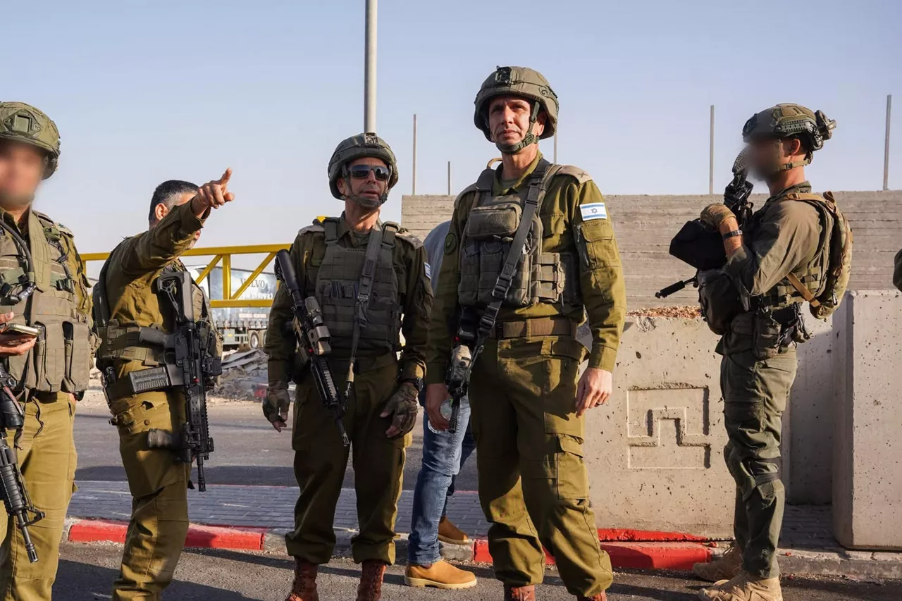 JERUSALÉN, 23/10/2026.- Soldados de las FDI y agentes de la Policía de Fronteras de Israel inician operaciones ofensivas en la zona de Hebrón. El primer ministro israelí, Benjamín Netanyahu, ordenó el cierre "total" e indefinido de Cisjordania a partir de este viernes tras un ataque a tiros perpetrado por palestinos contra israelíes cerca de Hebrón, ubicado en el sur de este territorio ocupado. "He dado instrucciones a las FDI (Fuerzas de Defensa de Israel) y a las fuerzas de seguridad para que procedan de inmediato a cercar la ciudad de Hebrón y se preparen para un cierre total de toda la región de Judea y Samaria (nombres bíblicos de Cisjordania), con efecto a partir de hoy", afirmó Netanyahu en un comunicado publicado en sus canales. EFE/ FDI - SOLO USO EDITORIAL/SOLO DISPONIBLE PARA ILUSTRAR LA NOTICIA QUE ACOMPAÑA (CRÉDITO OBLIGATORIO) -
