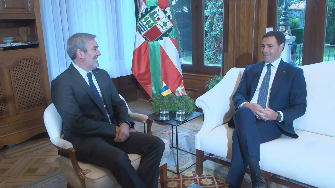 El lehendakari recibe al presidente de Canarias en Ajuria Enea