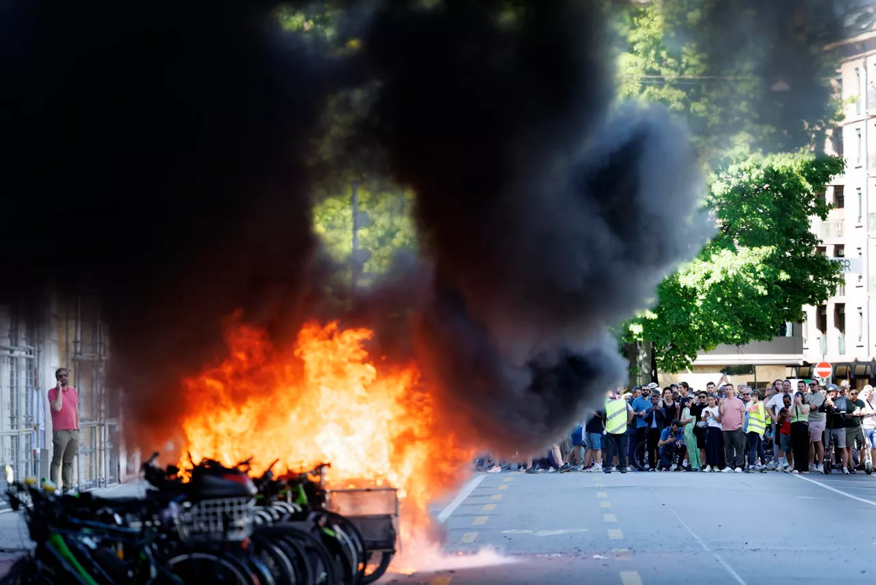 Un coche en llamas, durante la manifestación. Foto: EFE