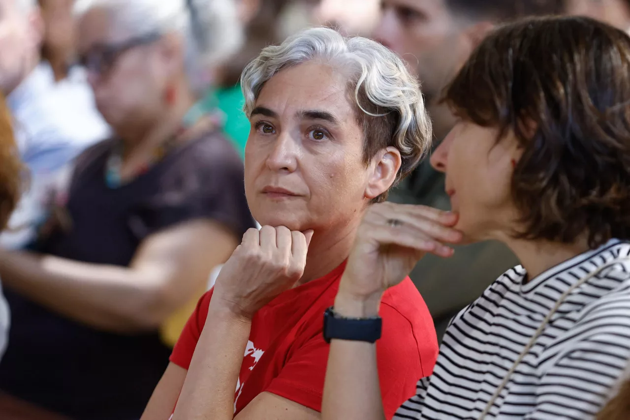 BARCELONA (ESPAÑA), 03/10/2026.- La exalcaldesa de Barcelona y presidenta de la Fundación Sentit Comú, Ada Colau, asiste este sábado a la apertura de la 3.ª edición de la Escuela de Imaginación Política, organizada por la fundación de Comuns para plantear respuestas a la extrema derecha. EFE/ Quique García
