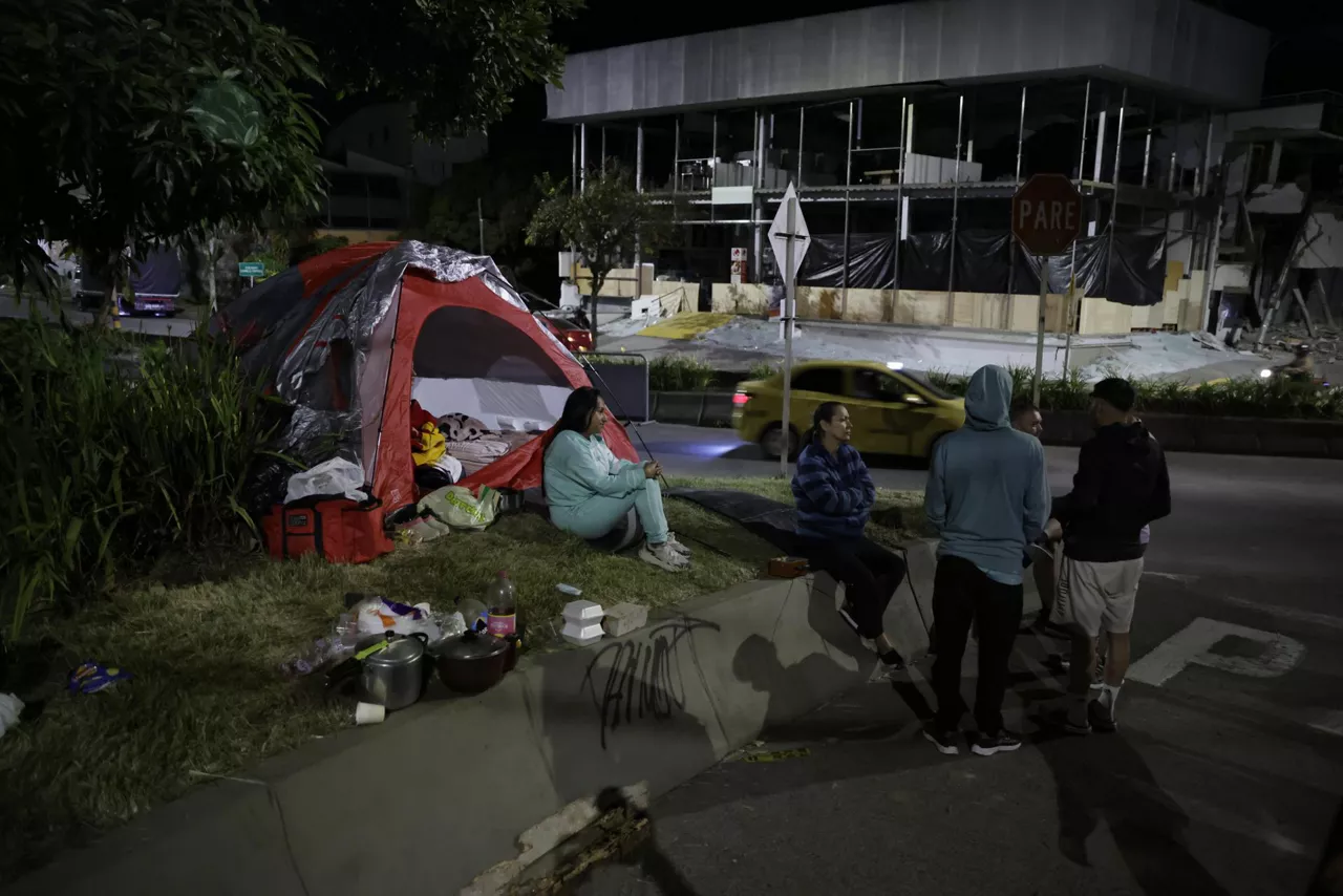 Pereira (Colombia), 11/08/2026.- People camp in front of a damaged house following a 7.4-magnitude earthquake, in Pereira, Colombia, 10 August 2026. Colombian President Abelardo de la Espriella stated that the San Jose de Palmar earthquake, which shook most of the country, has killed at least 132 people and left 572 injured. (Terremoto/sismo) EFE/EPA/CARLOS ORTEGA
