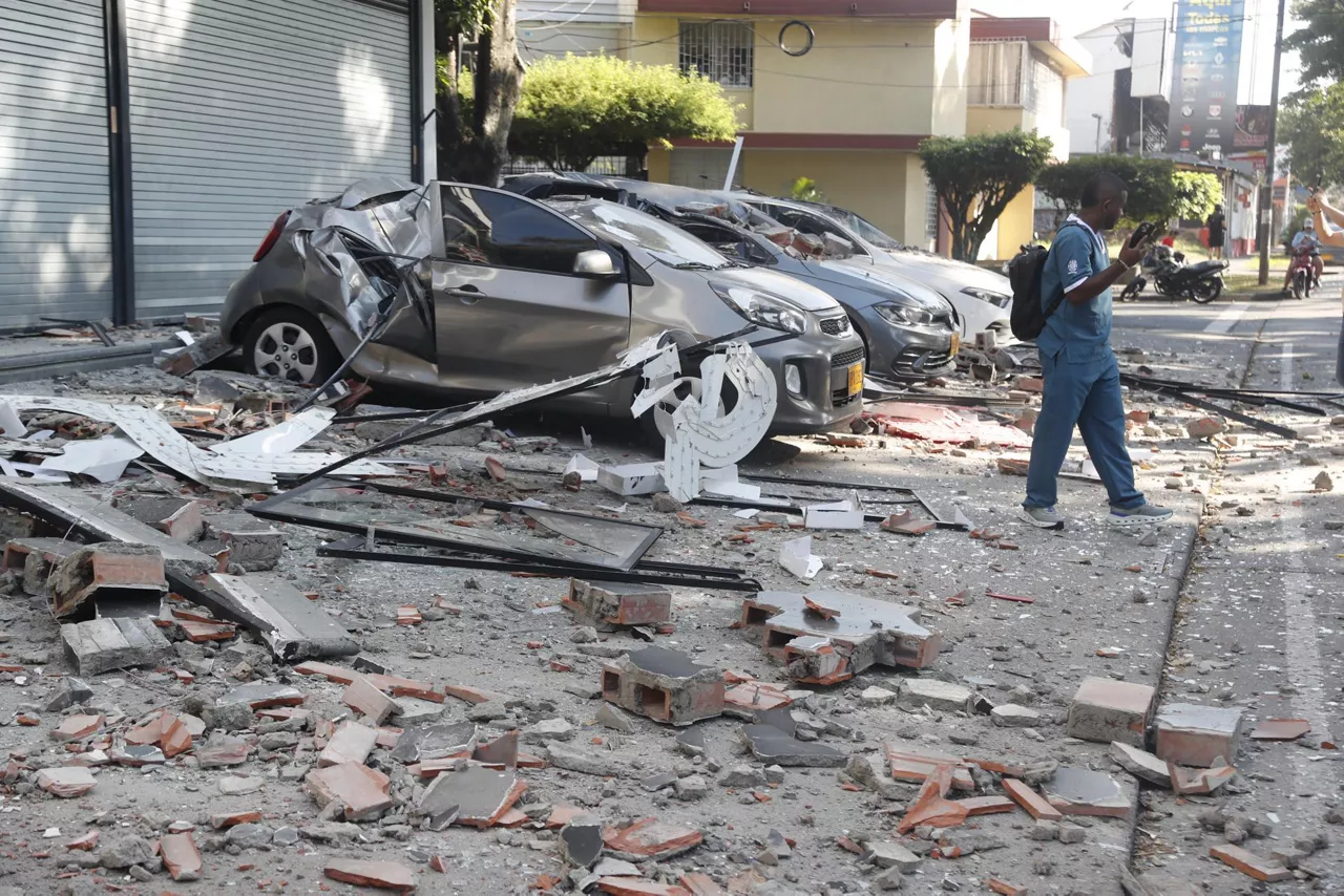 AME7612. CALI (COLOMBIA), 10/08/2026.- Fotografía que muestra varios vehículos afectados por un muro tras un fuerte temblor este lunes, en Cali (Colombia). Un temblor de magnitud 7,4 sacudió gran parte de Colombia, según el Servicio Geológico Colombiano (SGC), y las autoridades informaron de daños en varias ciudades como Manizales, Cali y Pereira. EFE/ Ernesto Guzmán
