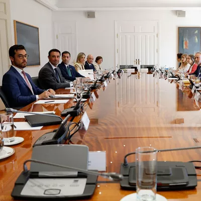 MADRID, 15/07/2025.- El presidente del Gobierno, Pedro Sánchez (4d), y el lehendakari Imanol Pradales (3i), presiden la Comisión Bilateral de Cooperación Permanente entre el Estado y Euskadi que aborda las transferencias pendientes al País Vasco, este martes en el Palacio de la Moncloa. EFE/J. J. Guillén
