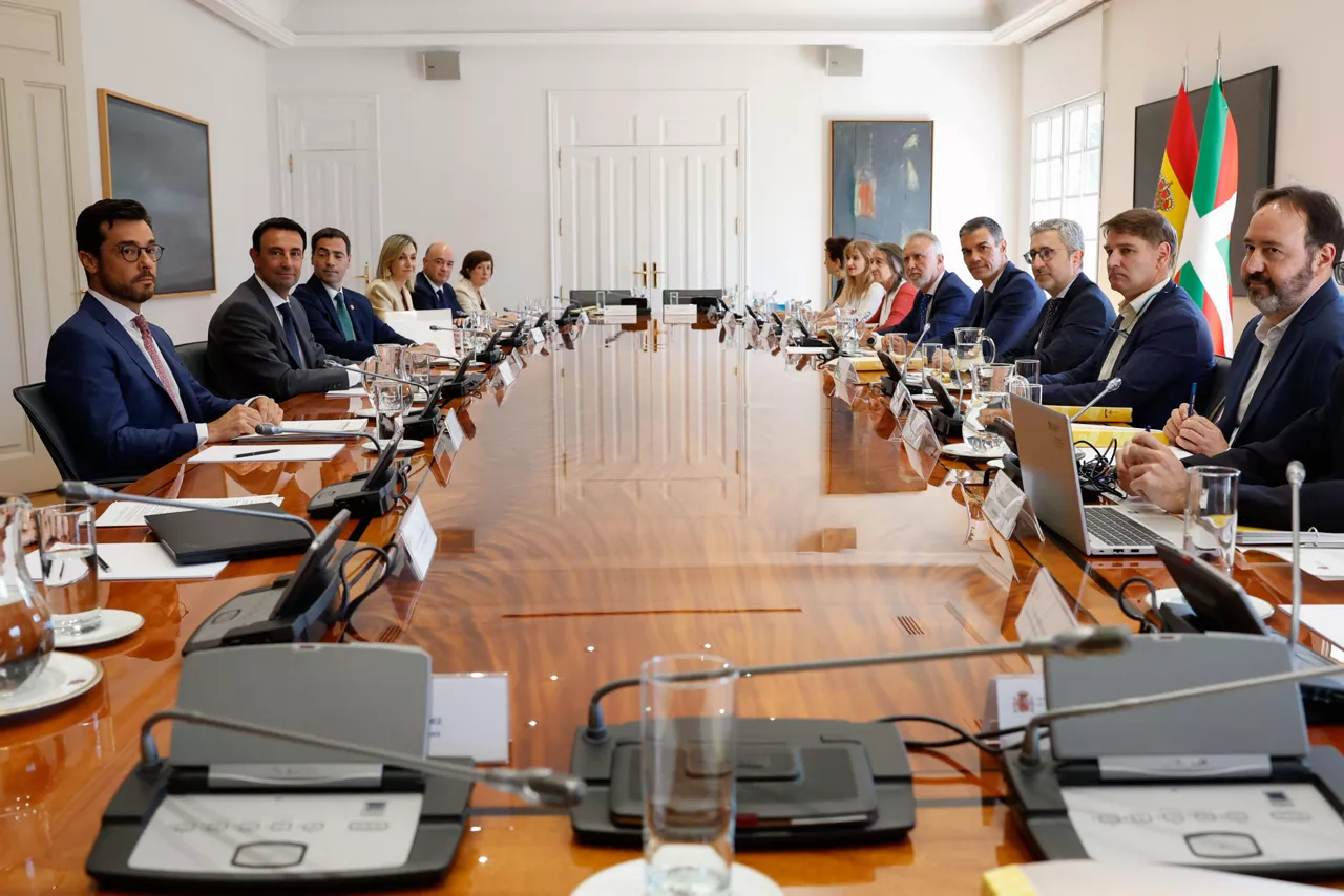 MADRID, 15/07/2025.- El presidente del Gobierno, Pedro Sánchez (4d), y el lehendakari Imanol Pradales (3i), presiden la Comisión Bilateral de Cooperación Permanente entre el Estado y Euskadi que aborda las transferencias pendientes al País Vasco, este martes en el Palacio de la Moncloa. EFE/J. J. Guillén
