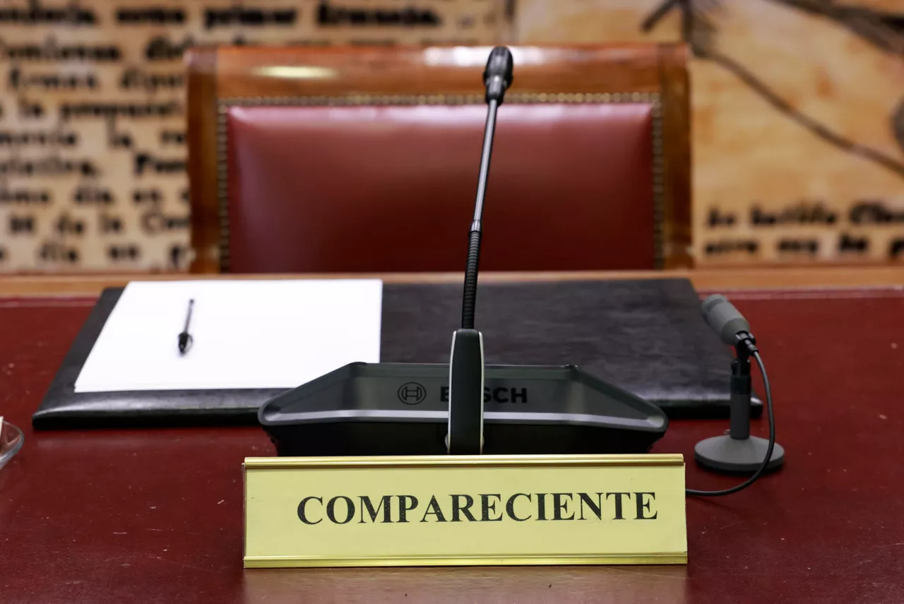 MADRID, 20/08/2026.- Vista del espacio reservado al ministro del Interior, Fernando Grande-Marlaska, en la Comisión de Interior del Senado, y que permanece vacío este jueves. El Senado, donde el PP tiene mayoría absoluta, convocó por segunda vez al ministro del Interior, Fernando Grande-Marlaska, para abordar la crisis migratoria a en Ceuta, después de que ya fuese citado la semana pasada y adujese la imposibilidad" de su comparecencia y su voluntad de dar todas las explicaciones en el Congreso el 28 de agosto. EFE/ Chema Moya
