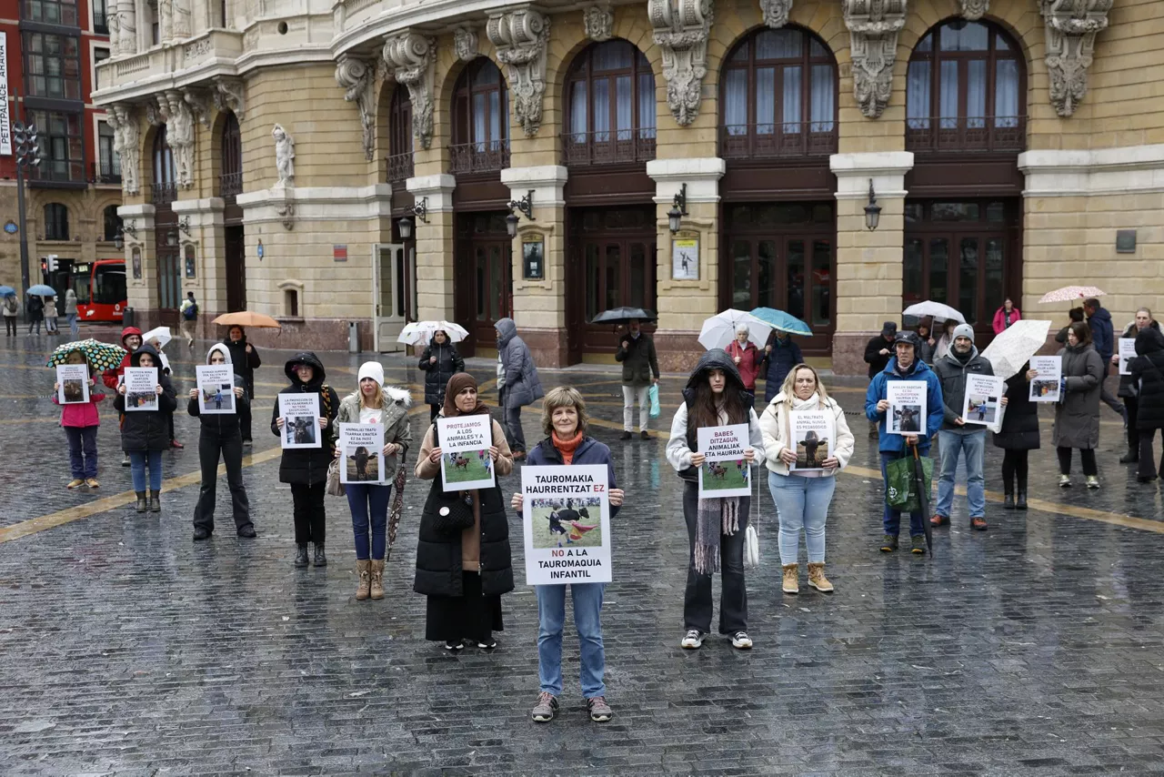 BILBAO, 30/11/2025.- Diversas asociaciones animalistas han convocado concentraciones este domingo en Bilbao, así como en el resto de las capitales capitales vascas, bajo el lema 'No a la tauromaquia infantil'. EFE/ Miguel Toña
