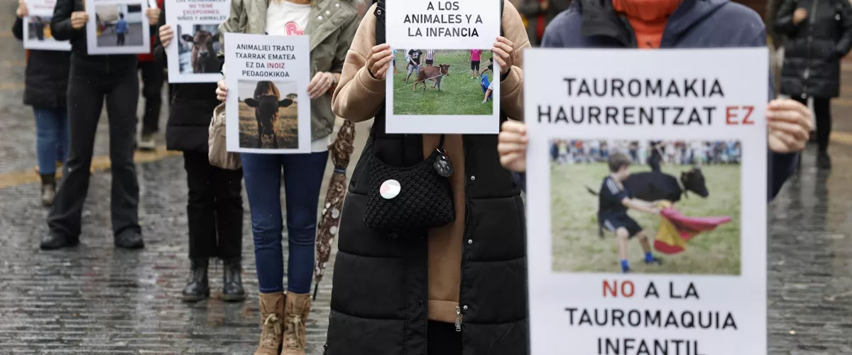 BILBAO, 30/11/2025.- Diversas asociaciones animalistas han convocado concentraciones este domingo en Bilbao, así como en el resto de las capitales capitales vascas, bajo el lema 'No a la tauromaquia infantil'. EFE/ Miguel Toña
