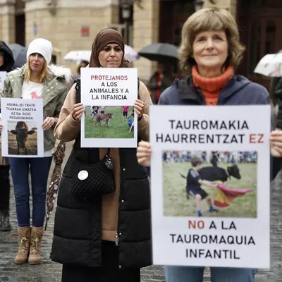 BILBAO, 30/11/2025.- Diversas asociaciones animalistas han convocado concentraciones este domingo en Bilbao, así como en el resto de las capitales capitales vascas, bajo el lema 'No a la tauromaquia infantil'. EFE/ Miguel Toña

