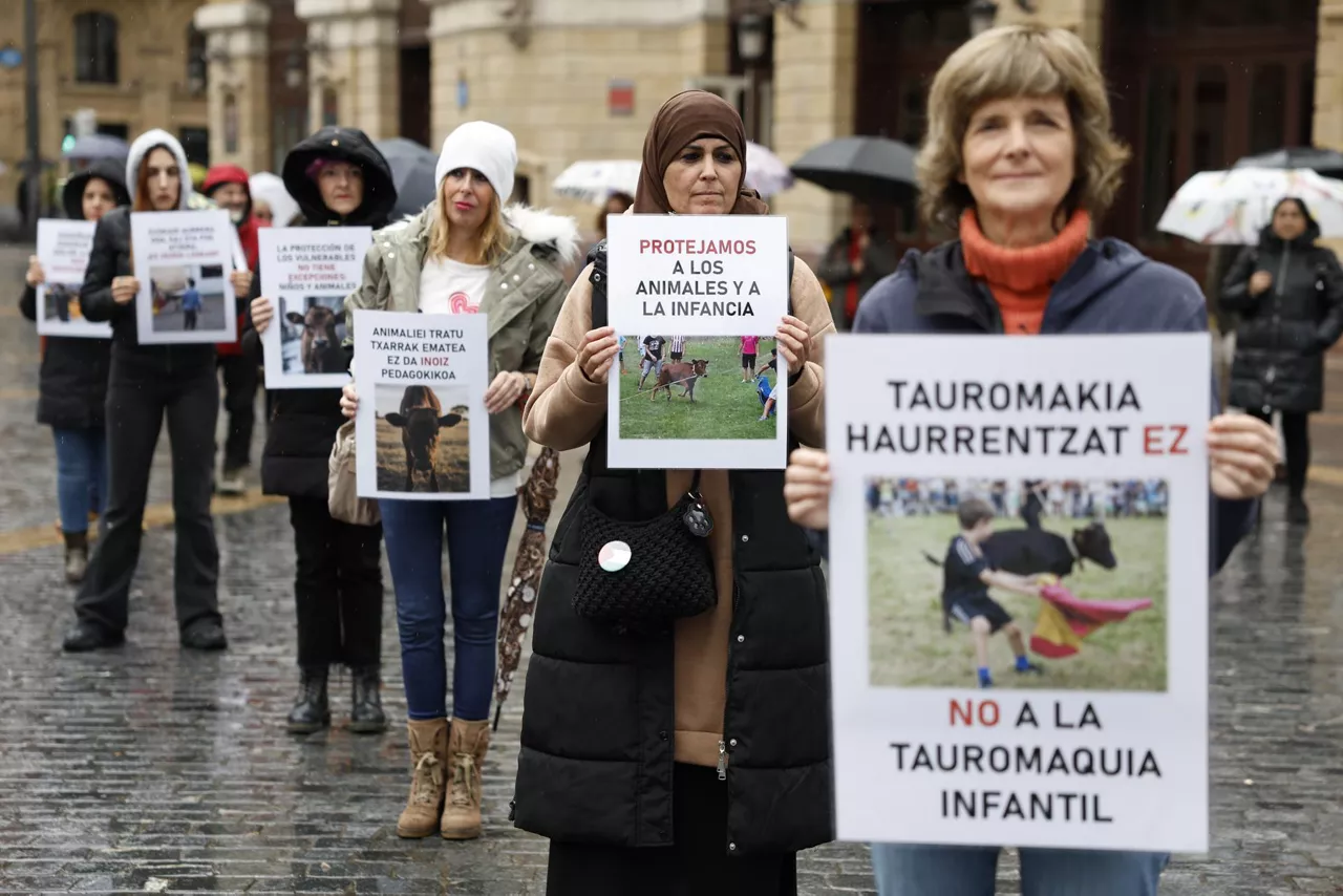 BILBAO, 30/11/2025.- Diversas asociaciones animalistas han convocado concentraciones este domingo en Bilbao, así como en el resto de las capitales capitales vascas, bajo el lema 'No a la tauromaquia infantil'. EFE/ Miguel Toña

