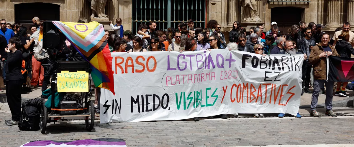 concentracion-pamplona-dia-contra-la-violencia-contra-lgtbi