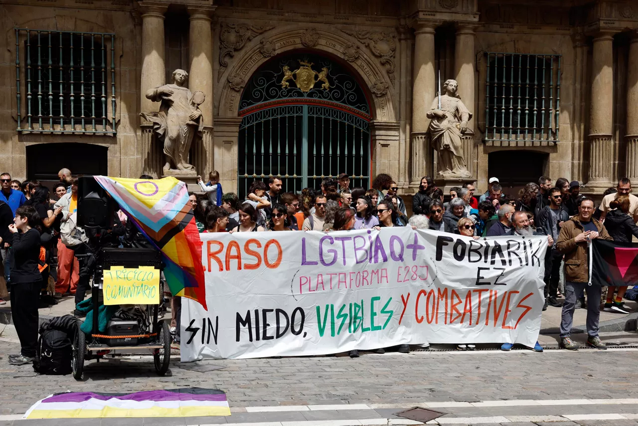 concentracion-pamplona-dia-contra-la-violencia-contra-lgtbi