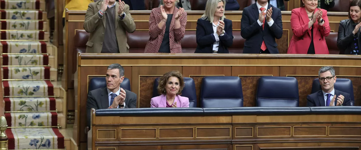 MADRID, 26/03/2026.- El presidente del Gobierno, Pedro Sánchez (i), junto a la vicepresidenta primera y ministra de Hacienda, María Jesús Montero (2i), durante la sesión plenaria del Congreso de los Diputados celebrada este jueves en Madrid. El Pleno del Congreso ha convalidado el real decreto ley que movilizará más de 5.000 millones de euros para paliar las consecuencias del conflicto en Oriente Medio en la economía española con medidas como la bajada del IVA para la electricidad, el gas y los carburantes. EFE/ Víctor Lerena
