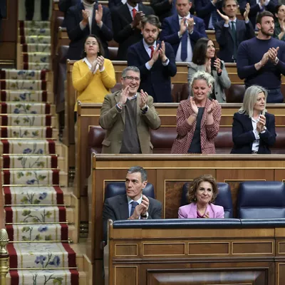 MADRID, 26/03/2026.- El presidente del Gobierno, Pedro Sánchez (i), junto a la vicepresidenta primera y ministra de Hacienda, María Jesús Montero (2i), durante la sesión plenaria del Congreso de los Diputados celebrada este jueves en Madrid. El Pleno del Congreso ha convalidado el real decreto ley que movilizará más de 5.000 millones de euros para paliar las consecuencias del conflicto en Oriente Medio en la economía española con medidas como la bajada del IVA para la electricidad, el gas y los carburantes. EFE/ Víctor Lerena

