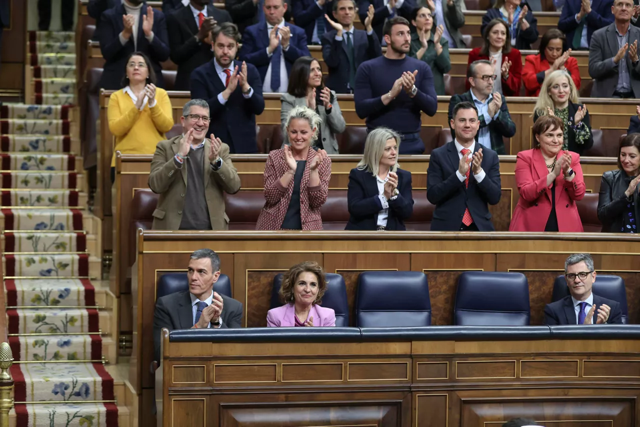 MADRID, 26/03/2026.- El presidente del Gobierno, Pedro Sánchez (i), junto a la vicepresidenta primera y ministra de Hacienda, María Jesús Montero (2i), durante la sesión plenaria del Congreso de los Diputados celebrada este jueves en Madrid. El Pleno del Congreso ha convalidado el real decreto ley que movilizará más de 5.000 millones de euros para paliar las consecuencias del conflicto en Oriente Medio en la economía española con medidas como la bajada del IVA para la electricidad, el gas y los carburantes. EFE/ Víctor Lerena
