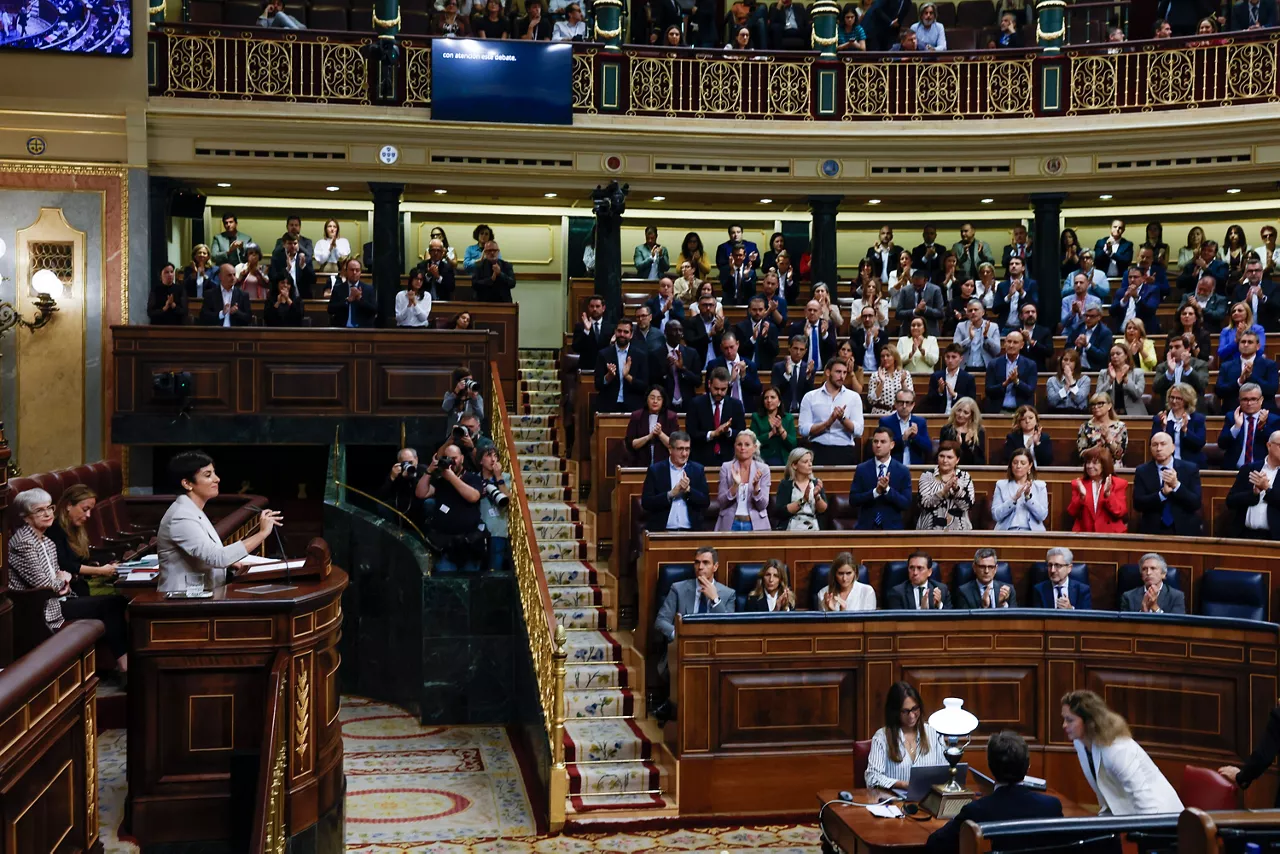 MADRID, 02/10/2026.- La ministra de Vivienda, Isabel Rodríguez, durante el pleno en el que se debate y vota los decretos de vivienda del Gobierno celebrado este viernes en el Congreso de los Diputados en Madrid. EFE/JJ Guillén
