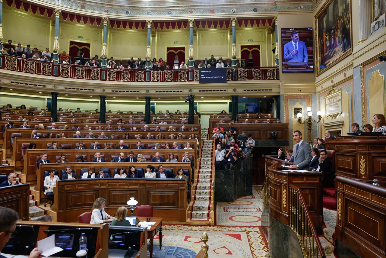 MADRID, 02/10/2026.- El presidente del Gobierno, Pedro Sánchez, interviene en el pleno en el que se debate y vota los decretos de vivienda del Gobierno celebrado este viernes en el Congreso. EFE/JJ Guillén
