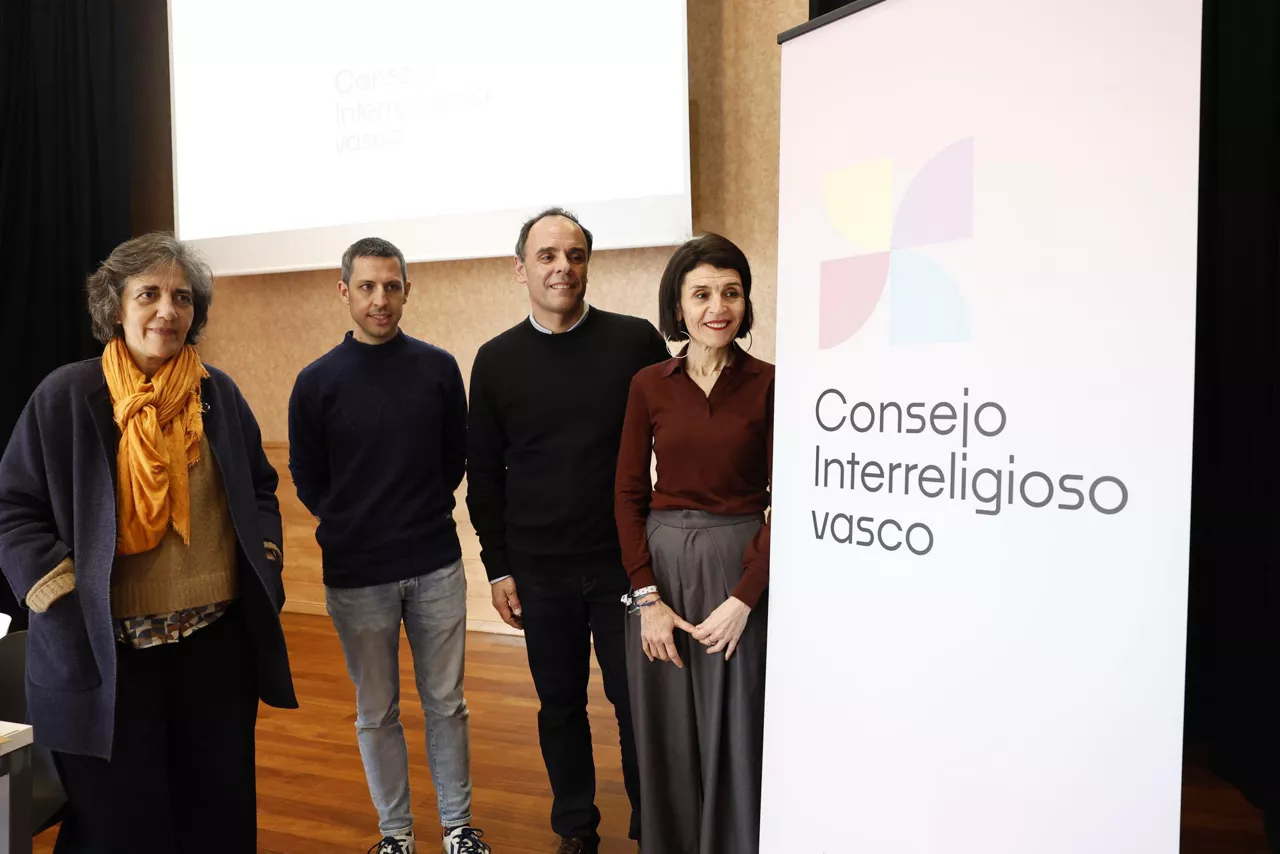 BILBAO, 23/03/2026.- La consejera de Bienestar, Juventud y Reto Demográfico, Nerea Melgosa (d), el director de Diversidad del Gobierno Vasco, Txema Ezkerra (2d), y el representante de la Fundación Ellacuria, Bernat Oró (2i), han presentado este lunes en Bilbao las principales líneas del Consejo Interreligioso Vasco, que echará a andar esta primavera. EFE/ Miguel Toña
