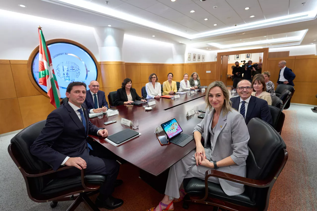 GRAFCAV769. VITORIA (ESPAÑA), 15/10/2026.- El consejero de Hacienda y Finanzas, Noël d´Anjou (i), y la consejera de Gobernanza, Administración digital y Autogobierno, María Ubarrechena (c, d), antes de participar en el Consejo Vasco de Finanzas que celebra su habitual reunión de octubre en la que se confirman las previsiones de cierre de la recaudación de este año y las estimaciones para el próximo ejercicio que sirven de base para la elaboración de los presupuestos de las instituciones vascas. EFE/ Adrián Ruiz Hierro
