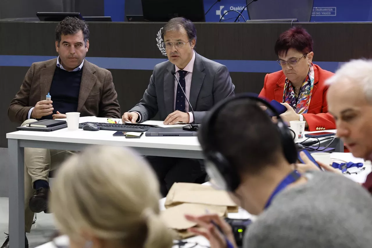 consejero-salud-martinez-directora-osakidetza-bilbao-encuntro-informativo