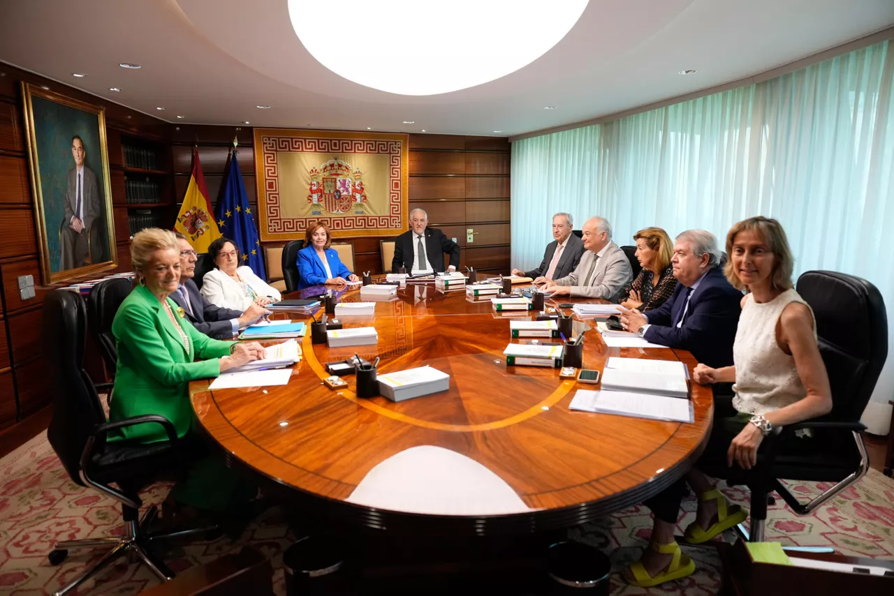 MADRID, 23/06/2025.- El presidente y la vicepresidenta del Tribunal Constitucional (TC), Cándido Conde Pumpido (fondo) e Inmaculada Montalbán (a su dcha), respectivamente, durante el pleno histórico de cinco días, que ha arrancado este lunes en Madrid, centrado en exclusiva en la ley de amnistía, con una ponencia que propone avalar la norma en líneas generales y que augura un debate intenso entre sus magistrados. EFE/ Borja Sanchez-Trillo
