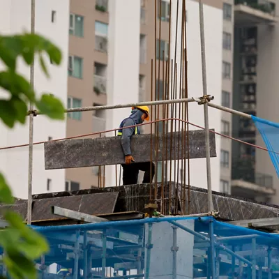 HANOI (Vietnam), 16/04/2026.- A laborer works at a construction site in Hanoi, Vietnam, 16 April 2026. The International Monetary Fund (IMF) lowered its global economic growth projection for 2026 to 3.1 percent, down 0.2 percent from its previous forecast due to uncertainty and escalating conflict in the Middle East. EFE/EPA/LUONG THAI LINH
