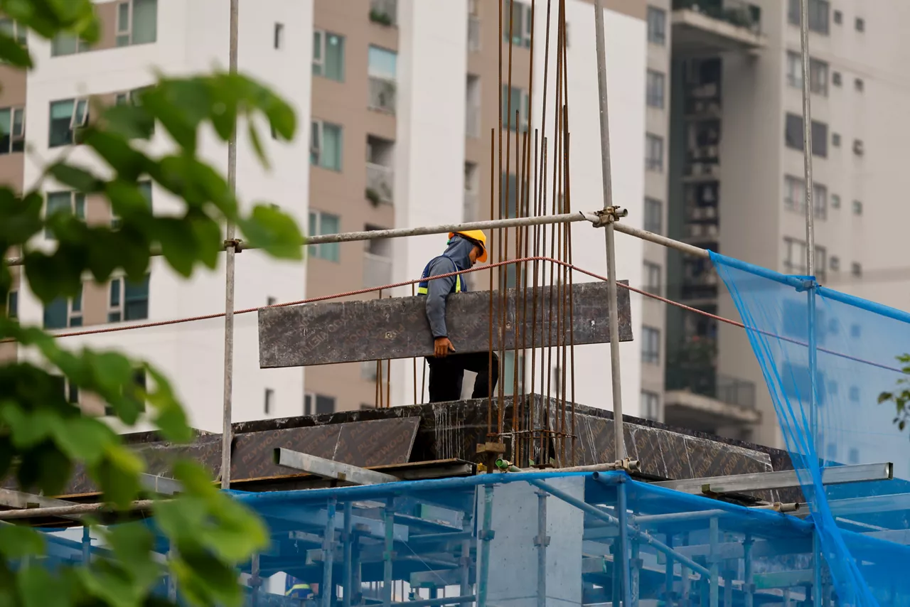HANOI (Vietnam), 16/04/2026.- A laborer works at a construction site in Hanoi, Vietnam, 16 April 2026. The International Monetary Fund (IMF) lowered its global economic growth projection for 2026 to 3.1 percent, down 0.2 percent from its previous forecast due to uncertainty and escalating conflict in the Middle East. EFE/EPA/LUONG THAI LINH
