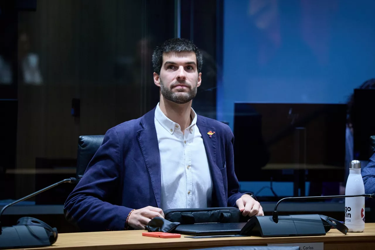 El portavoz de Contigo-Zurekin en el Parlamento de Navarra, Carlos Guzmán, durante el debate sobre el Estado de la Comunidad, en el Parlamento de Navarra, a 24 de septiembre de 2026, en Pamplona, Navarra (España). El pleno del Parlamento de Navarra celebra este jueves y el viernes, 24 y 25 de septiembre, el último Debate sobre el Estado de la Comunidad foral correspondiente a la XI Legislatura.



Eduardo Sanz / Europa Press

24/9/2026