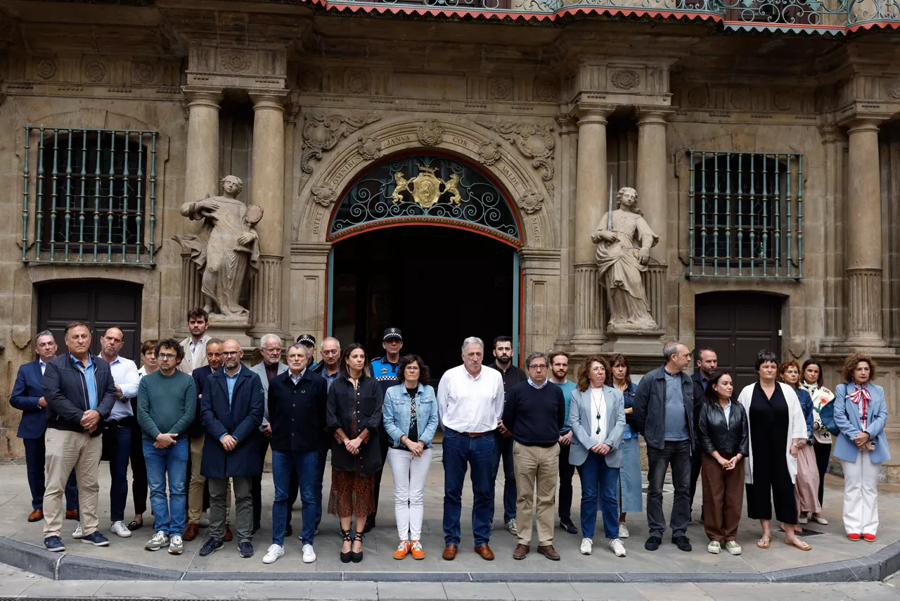 PAMPLONA, 09/06/2026.- Los corporativos y corporativas del Ayuntamiento de Pamplona, encabezados por el alcalde Joseba Asiron (c) se concentran delante de la puerta principal de la Casa Consistorial en señal de repulsa ante la agresión sexual sucedida la semana pasada en el parque de la Taconera. EFE/ Jesús Diges

