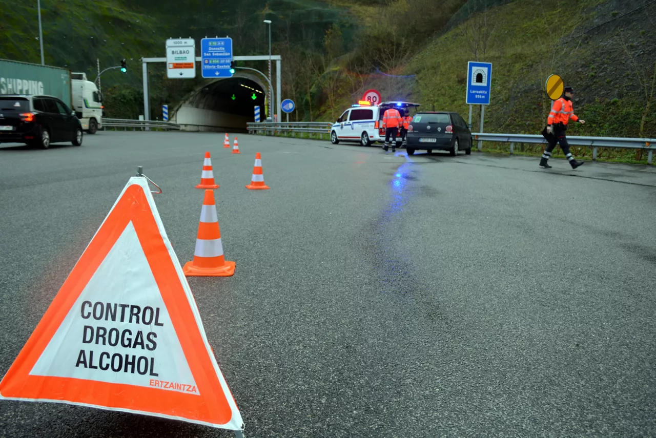 Detenido en Vitoria-Gasteiz acusado de tráfico ilegal de personas, al ser sorprendido con 12 ocupantes en una furgoneta