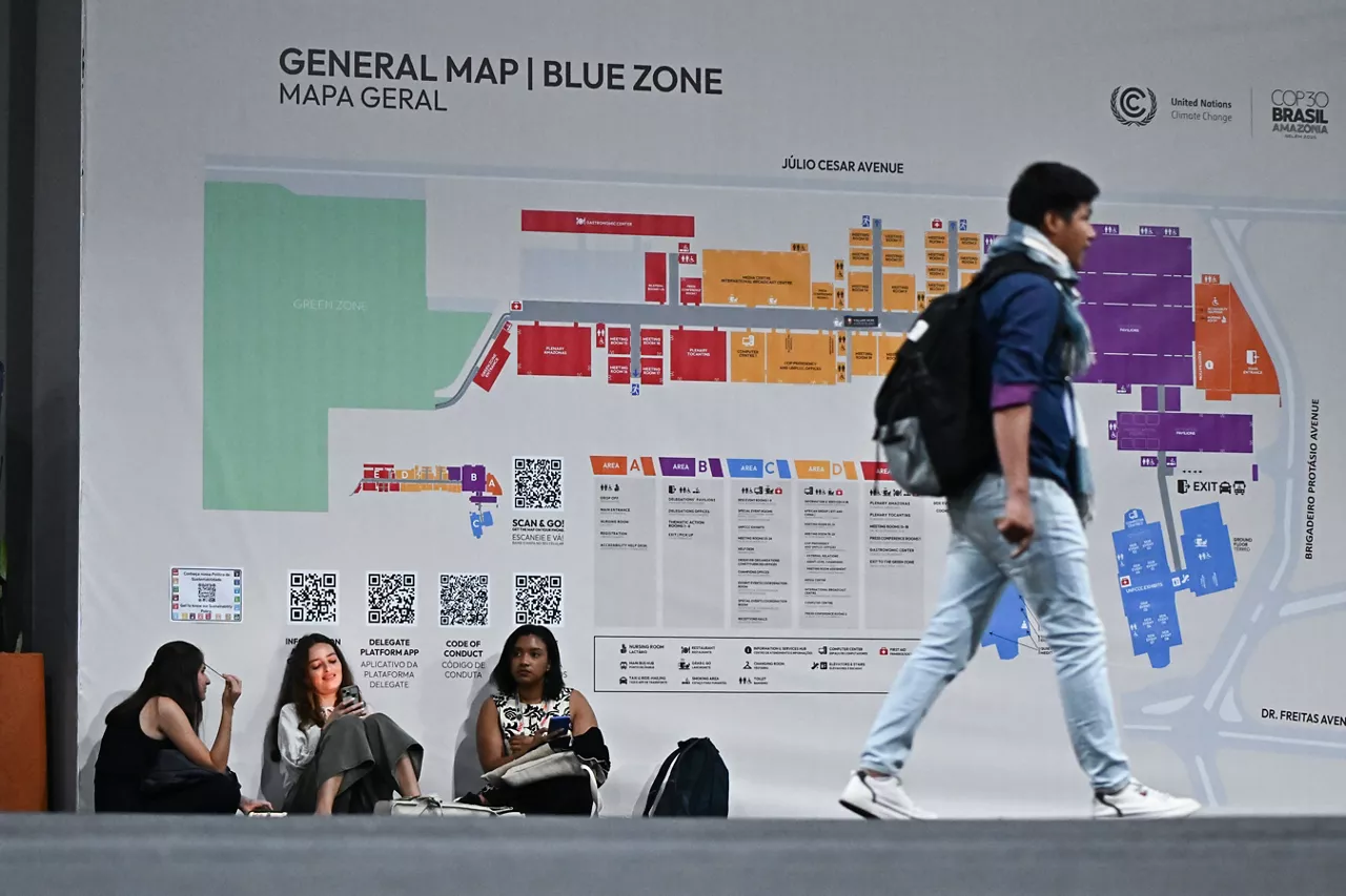 Personas descansan en el Centro de Convenciones Hangar 
