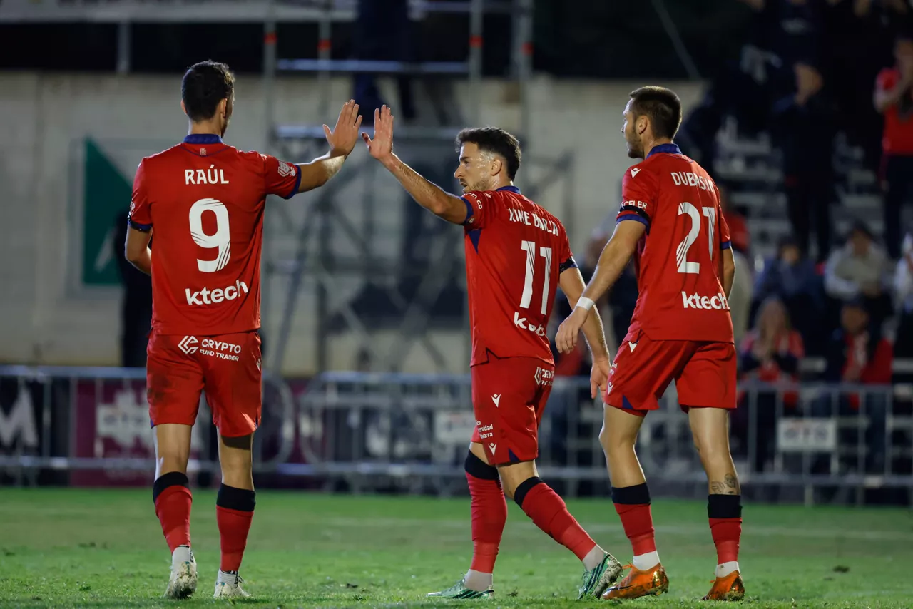 CALATAYUD (ZARAGOZA), 29/10/2026.- El delantero del Osasuna Kike Barja (c) celebra tras anotar un gol durante la primera ronda de la Copa del Rey que disputan el Atlético Calatayud y el CA Osasuna este jueves, en el Estadio Municipal de San Iñigo, en Calatayud (Zaragoza). EFE/ Javier Cebollada