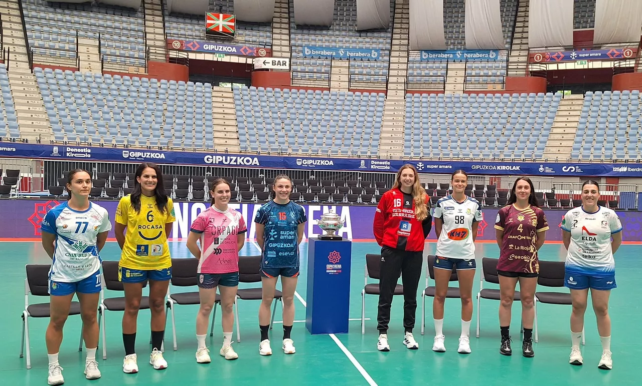 Erreginaren Kopako final-laurdenak jokatuko dituzten taldeen ordezkariak, Illunben.