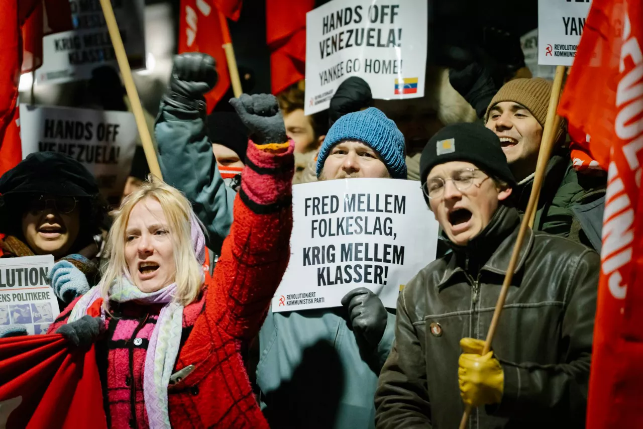 COPENHAGEN (Denmark), 04/01/2026.- People take part in a demonstration in front of the US embassy in Copenhagen, Denmark, 04 January 2026. The initiative 'Stop US imperialism in Latin America' is holding a demonstration in front of the US embassy with the demand: Stop US imperialism and solidarity with the Venezuelan people! On January 3, Venezuela's president Nicolas Maduro was captured and, along with his wife, flown to the US after the US conducted a nighttime attack in Caracas. (Protestas, Dinamarca, Copenhague) EFE/EPA/EMIL NICOLAI HELMS DENMARK OUT
