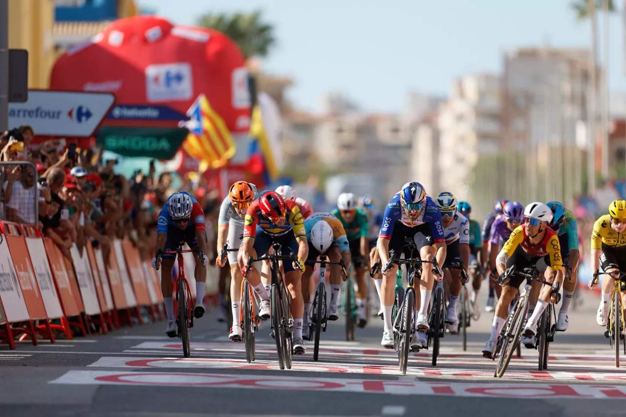 XERACO (VALENCIA), 29/08/2026.- El ciclista francés Bryan Coquard (2d), del Cofidis, se impone al sprint en la octava etapa de La Vuelta a España entre Puçol y Xeraco, de 171 kilómetros. EFE/Javier Lizón
