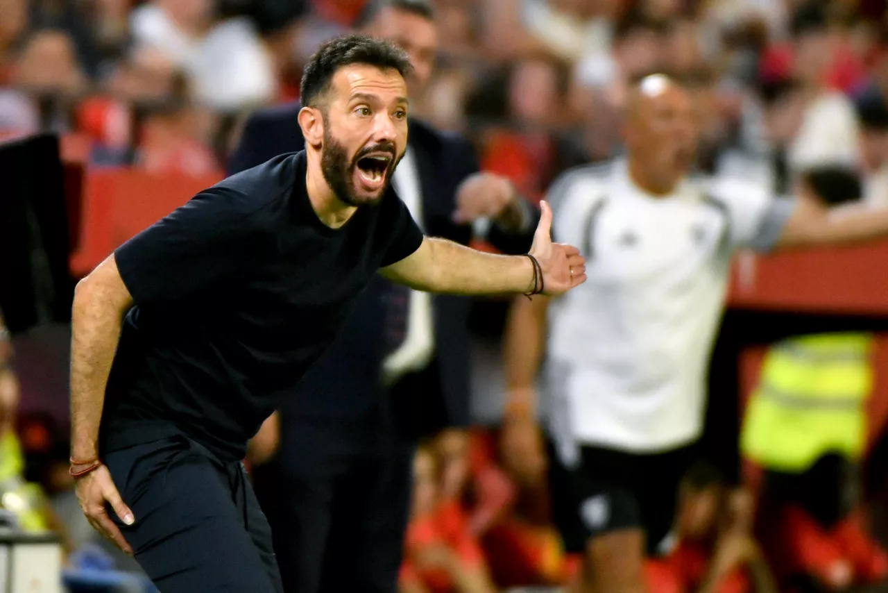 SEVILLA. 11/09/2026.- El entrenador del Valencia Carlos Corberán durante el encuentro correspondiente a la quinta jornada de Laliga EA Sports que disputan este viernes Sevilla y Valencia en el estadio Ramón Sánchez-Pizjúan de Sevilla. EFE/ Raúl Caro.
