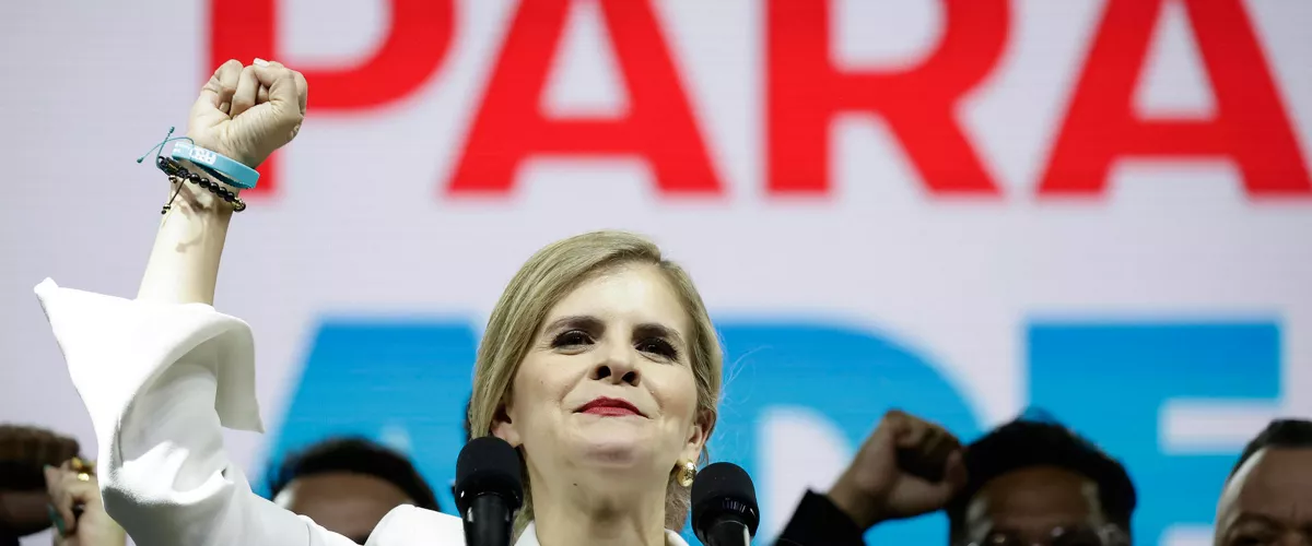 AME1056. SAN JOSÉ (COSTA RICA), 02/02/2026.- La candidata derechista del Partido Pueblo Soberano Laura Fernández celebra este domingo, en San José (Costa Rica). Fernández anunció un "cambio profundo e irreversible" para fundar "la tercera república", y prometió a la oposición que su Gobierno será de "diálogo y conciliación". EFE/ Jeffrey Arguedas
