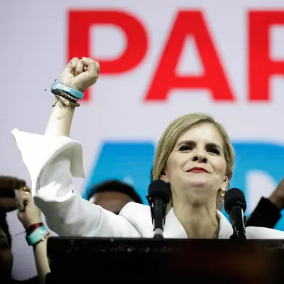 AME1056. SAN JOSÉ (COSTA RICA), 02/02/2026.- La candidata derechista del Partido Pueblo Soberano Laura Fernández celebra este domingo, en San José (Costa Rica). Fernández anunció un "cambio profundo e irreversible" para fundar "la tercera república", y prometió a la oposición que su Gobierno será de "diálogo y conciliación". EFE/ Jeffrey Arguedas
