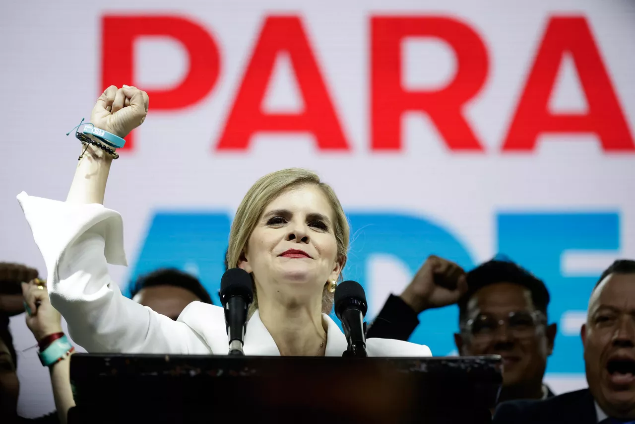 AME1056. SAN JOSÉ (COSTA RICA), 02/02/2026.- La candidata derechista del Partido Pueblo Soberano Laura Fernández celebra este domingo, en San José (Costa Rica). Fernández anunció un "cambio profundo e irreversible" para fundar "la tercera república", y prometió a la oposición que su Gobierno será de "diálogo y conciliación". EFE/ Jeffrey Arguedas
