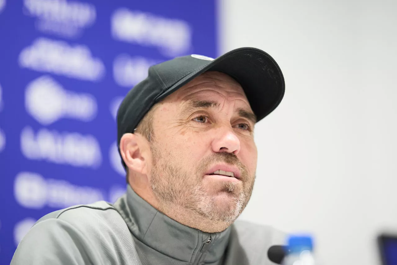 GRAFCAV297. VITORIA (ESPAÑA), 26/02/2026.- El entrenador del Deportivo Alavés, el "Chacho" Coudet, durante la rueda de prensa previa al partido del equipo contra el Levante, en la que también ha hablado sobre su posible marcha al River Plate argentino. EFE/Adrián Ruiz Hierro.
