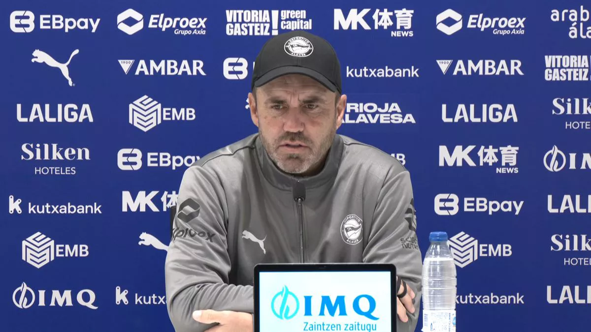 Coudet Alaveseko entrenatzailea prentsaurrekoan