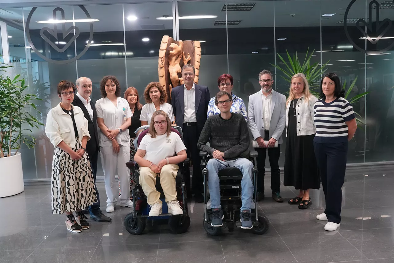 Autoridades y profesionales de Osakidetza junto con enfermos. Foto: Irekia